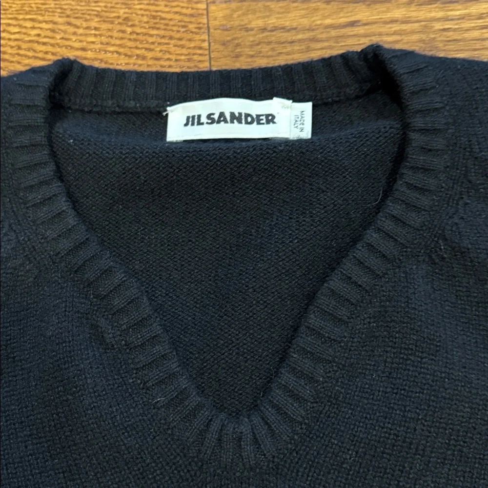 Jil Sander Elegant Black V-Neck Sweater - Picture 3 of 9